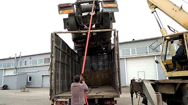 Погрузка битого тягача в МАЗ зубрёнок.