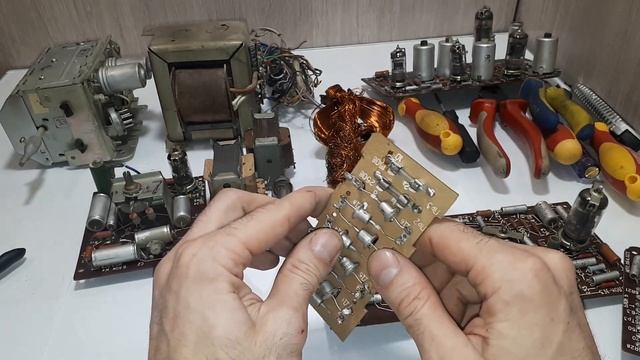 Телевизор СССР Рекорд-340 на радиодетали. Отличное содержание драгметаллов в нем.