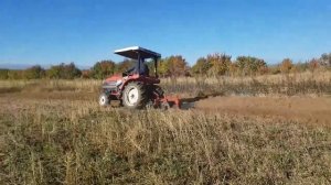 Пахота мини трактором Mitsubishi с одно корпусным плугом.