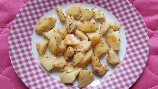 Картофель со сметаной, колбасками и зелёным луком