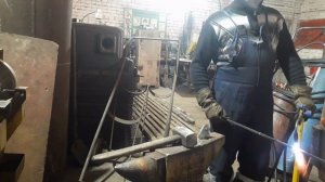 Кованая кочерга .10 квадрат С подставкой