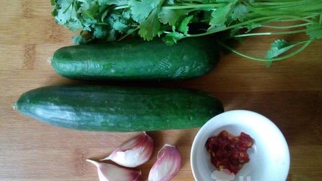 Острый салат из огурцов с кинзой