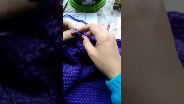 Как вязать пальто - 5. Как связать плечевые скосы и вырез горловины без обрыва нити. смотреть онлайн