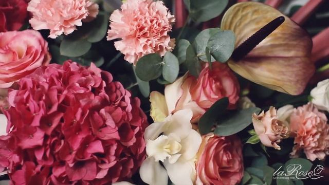 Композиция из орхидеи Цимбидиум, гортензии, эхеверии, розы одиночной, розы кустовой... смотреть онлайн