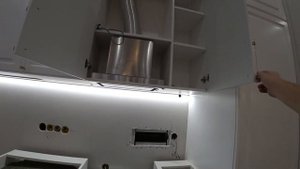 Белая Кухня с островом Обзор. Кухня с фасадами из мдф с фрезеровкой белого цвета. Фурнитура BLUM