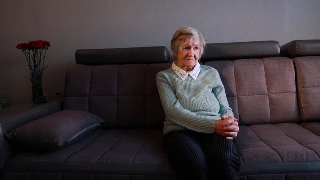 "Люди и мир станут лучше, надеюсь я". Пробирающие до слез стихи блокадницы. Читает автор! смотреть онлайн