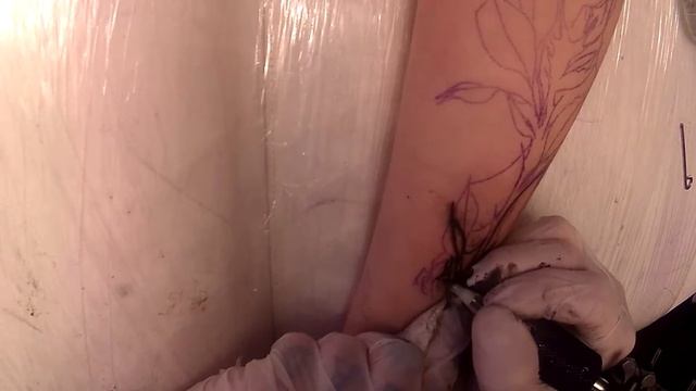 Процесс нанесения татуировки от первого лица. смотреть онлайн