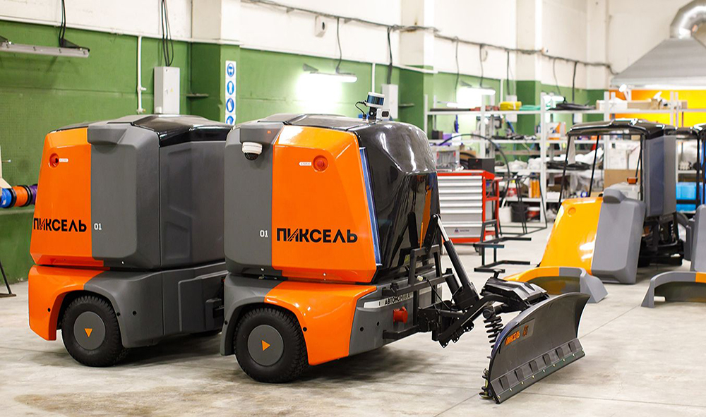 Собянин: В парках Москвы начали работать 10 роботов-уборщиков "Пиксель" / События на ТВЦ