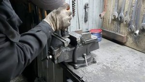 Приспособление для установки стопора пыльника шаровой опоры.
