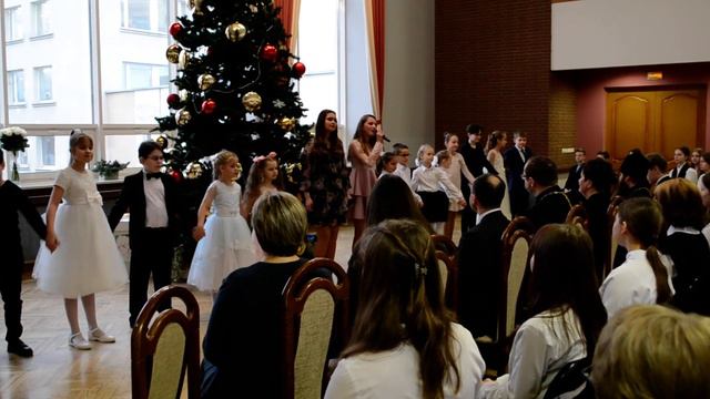 "В Новом году Вам желаем добра". Ученики 10 гимназии г.Гродно. смотреть онлайн