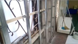 Стена из гипсокартона для установки больших зеркал.