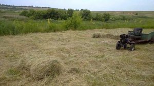 прессую тюки на новом участке перевожу тюки мотоблоком сенокос  2023 23 июня