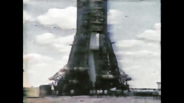 Союз-19 (Apollo-Aoyuz Soviet Crew Walk Up To Rocket - 1975)