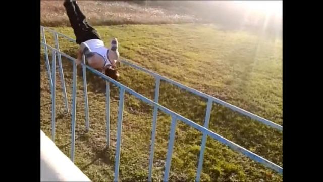 Спичаг на высоких брусьях и освоение лёгких упражнений смотреть онлайн