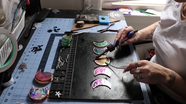 STAINED GLASS MOONPHASE SUNCATCHER/ SOLDERING смотреть онлайн