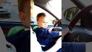 Полуторагодовалый ребенок за рулем