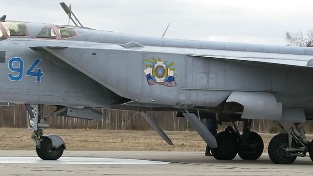 МИГ-31. Какой он вблизи? Показываю взлёт и посадку смотреть онлайн