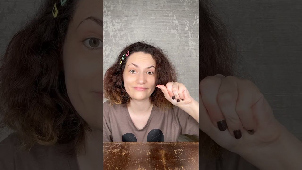 У нее 4 пальца!!