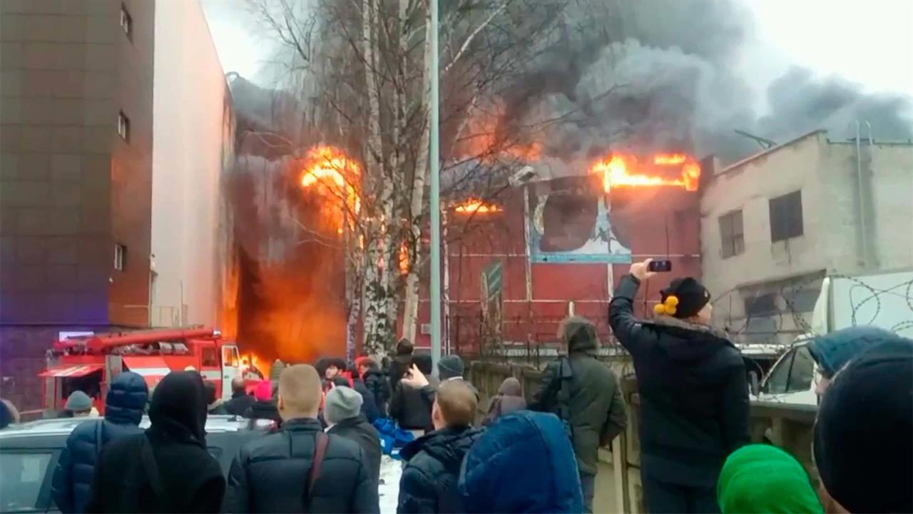 В Петербурге несколько часов боролись с пожаром, площадь которого превысила тысячу квадратных метров