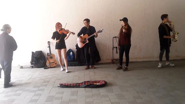 КЛАССНЫЕ УЛИЧНЫЕ МУЗЫКАНТЫ смотреть онлайн