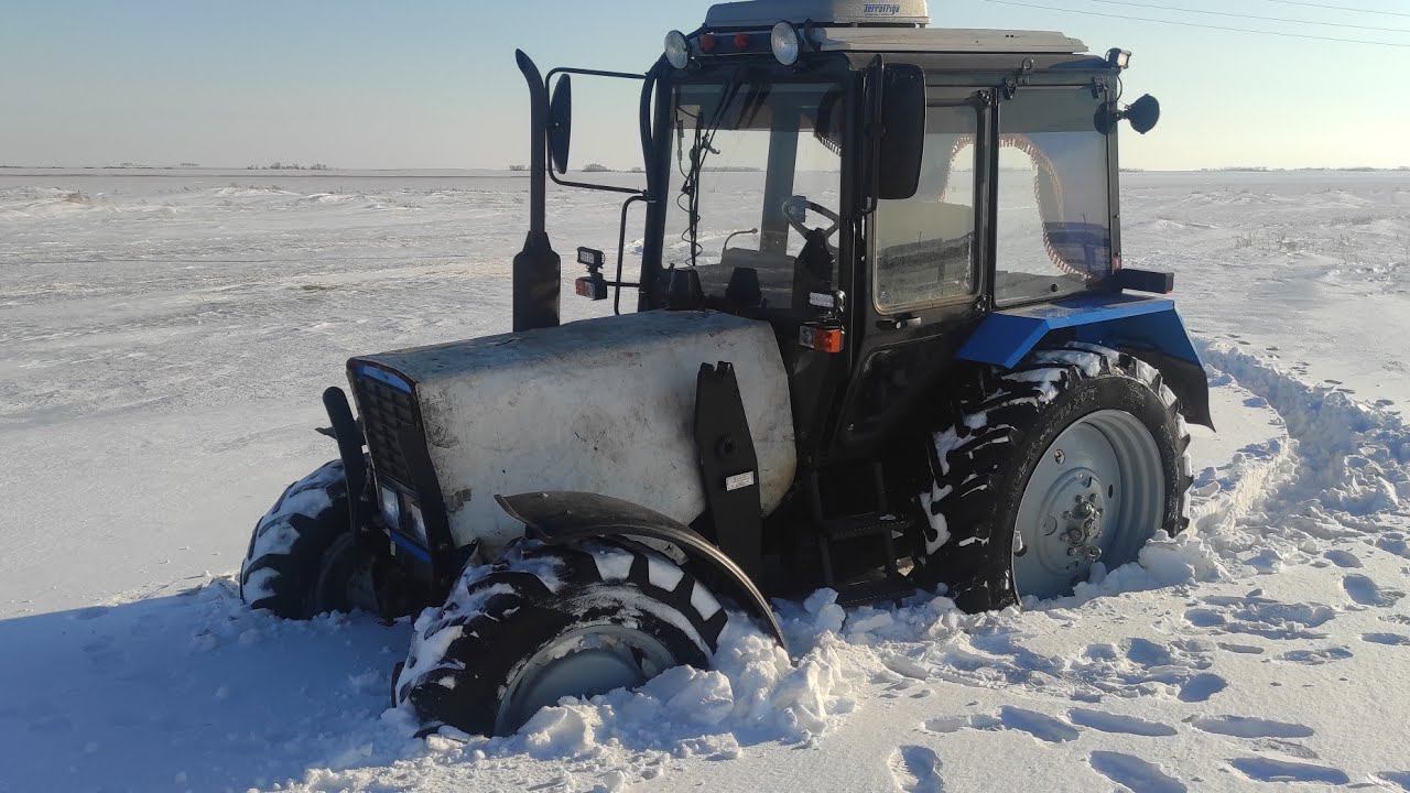 Уборка снега трактором мтз 82. Трактор мтз 80 в деревне. Трактор мтз-82 чистит снег. Трактор мтз в снегу. 1 зимой.