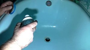 Удаляем старую и ставим новую самую простую запорную арматуру ванной.