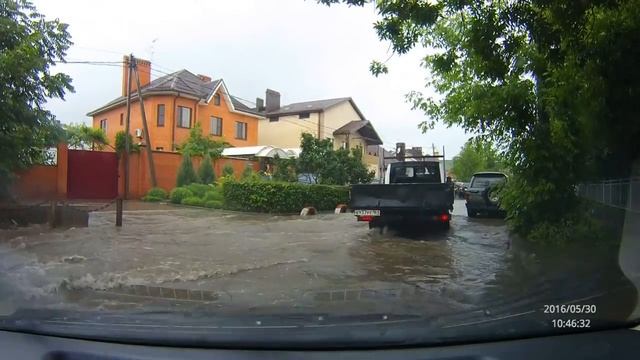 Потоп на дороге Ростов Дон .ул.Благодатная 30.5.2016 смотреть онлайн