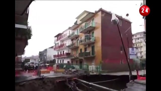 Прорыв водопровода в Неаполе привел к десятиметровому провалу