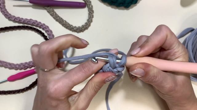 Шнур гусеничка - вязаная ручка ремешок для сумки крючком - подробный урок (crochet cord diy tutoria смотреть онлайн