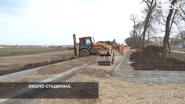 В селе Бурлацком благоустраивают территорию около стадиона