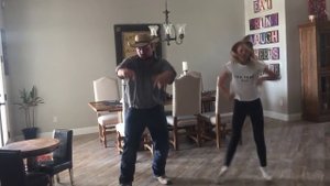 Отец с дочкой танцуют под Hit The Quan