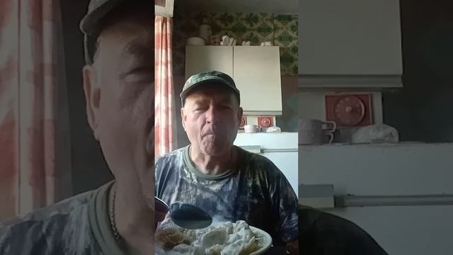 Ем пельмени особые с говядиной из магазина Ермолино. смотреть онлайн