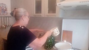 Работа на кухне_ Консервация огурцов_ Жары нет
