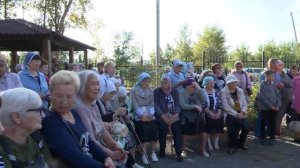 Чиновники сами укладывали плитку вокруг памятника Петру и Февронии