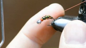 мушка на хариуса с алмазной оплеткой под уф гель лаком