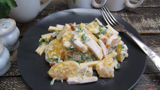 Салат из копченой курицы с сыром и апельсином