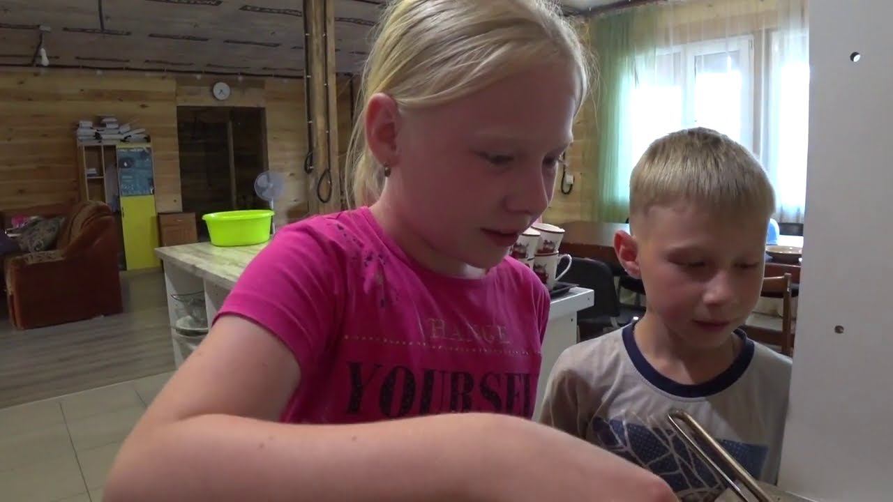 ГДЕ РАБОТАЕТ ПАПА?!/ЧТО ВАМ ПРИГОТОВИТЬ?/ВАНЯ ВЗЯЛСЯ ЗА УБОРКУ!/Семья Жуковых смотреть онлайн