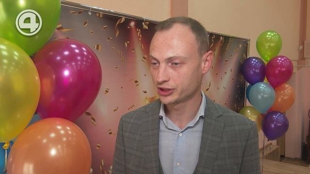 Выпускникам школ торжественно вручают аттестаты