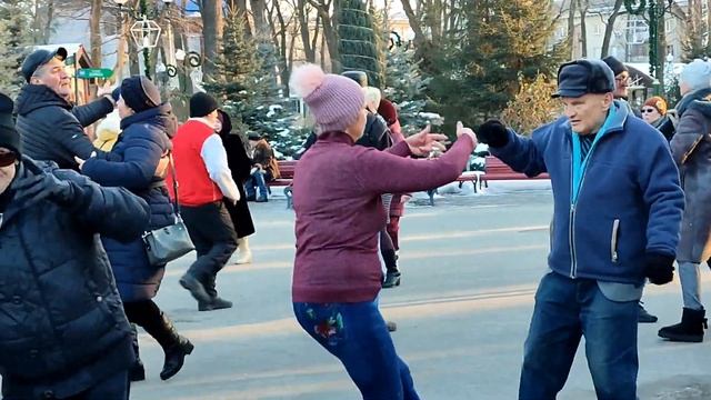 СОНЦЕ ЛАСКАВЕ ЗЕМЛЮ ГОЛУБИТЬ!??/ТАНЦЫ В ПАРКЕ ГОРЬКОГО ХАРЬКОВ ФЕВРАЛЬ 2022 смотреть онлайн