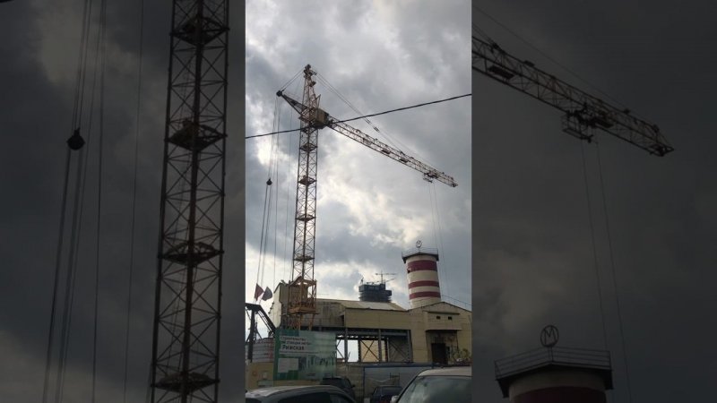 СТРОИТ МЕТРО В Москве! Башенный кран КБм-401п #shorts