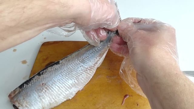 Как ПОЧИСТИТЬ СЕЛЕДКУ БЫСТРО и БЕЗ КОСТЕЙ за 2 МИНУТЫ, Способ Проверенный ГОДАМИ! Хитрый Трюк! смотреть онлайн