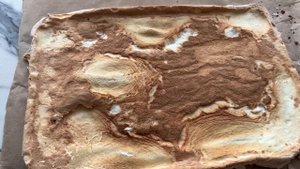 Меренговый рулет со сливочным кремом и голубикой