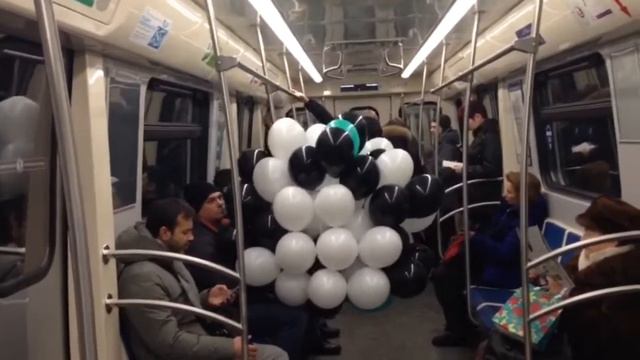 Воздушные шары в метро Василеостровская