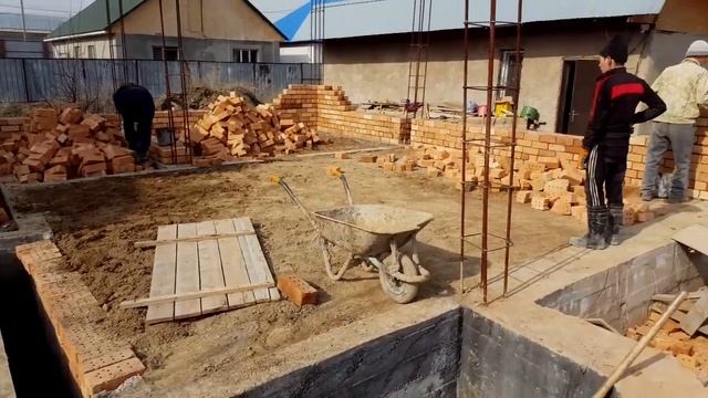 Кладка стен из полуторного кирпича. Дом 9x8
