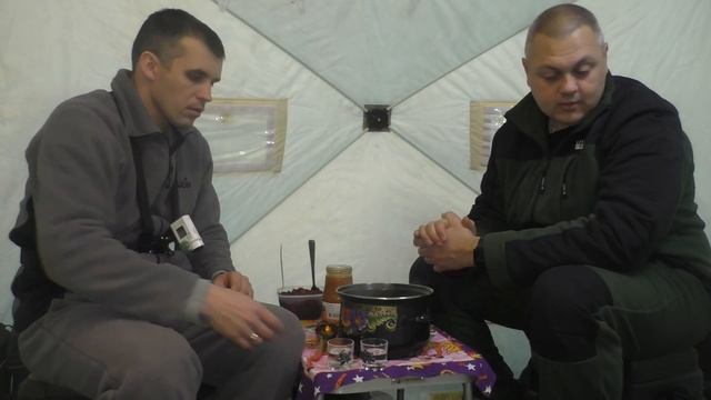 ЭТОТ ЧЁРТ ЛОВИТ НА СТОЯК! зимняя рыбалка с ночевкой и комфортом смотреть онлайн