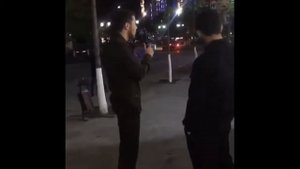 Чеченец поёт нашид в центре Грозного