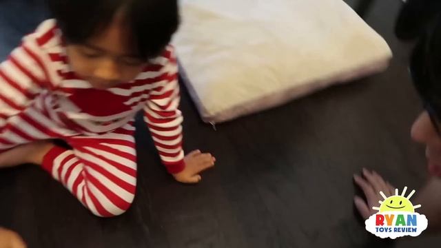 Surprise Ryan with Two Cats for Christmas! смотреть онлайн