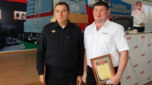 Девушку, которая потерялась на железной дороге, нашли машинисты электровоза