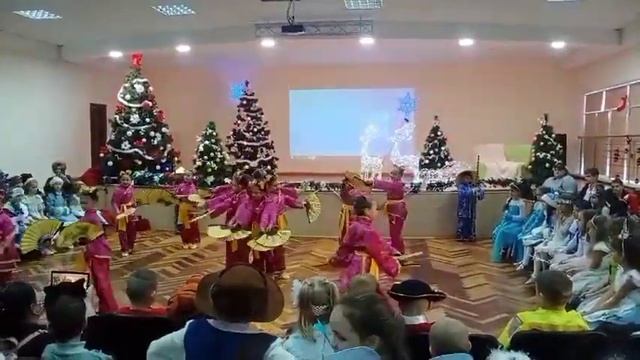 Китайский Танец с Веерами
