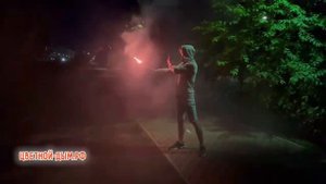 Сигнальный фальшфейер красного огня. От медведей, для фото, подача сигнала бедствия в лесу, туризме